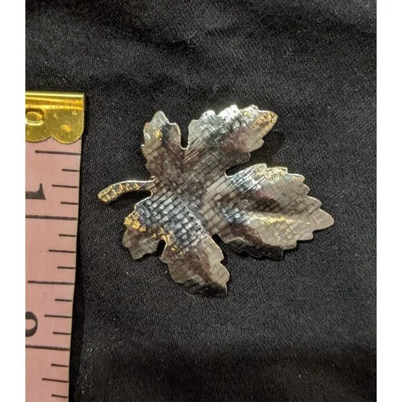 Vintage Silver Tone Textured Maple Leaf Brooch - Picture 4 of 4